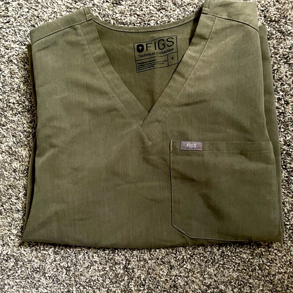 FIGS scrub top, Catarina one pocket scrub top, size S, forest green